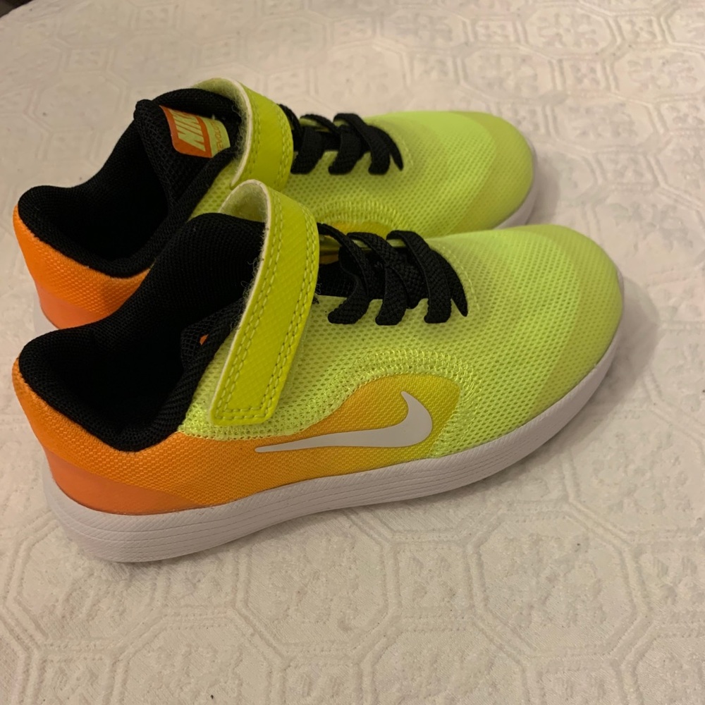 NWOT Boys Nike sneakers size 9c